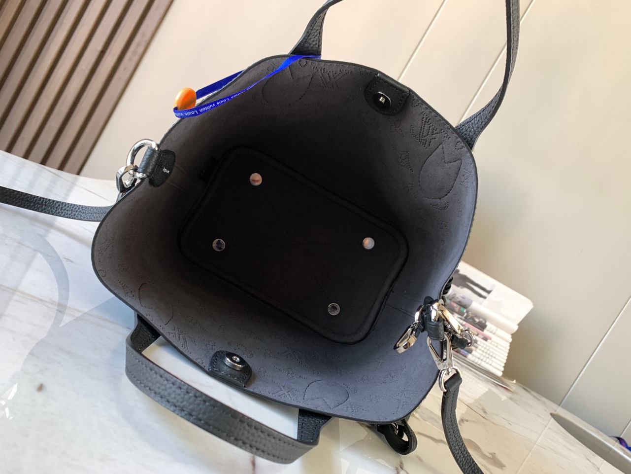 Tui-Louis-Vuitton-LV-Blossom-PM-Mahina-Mau-Den-Sieu-Cap-2