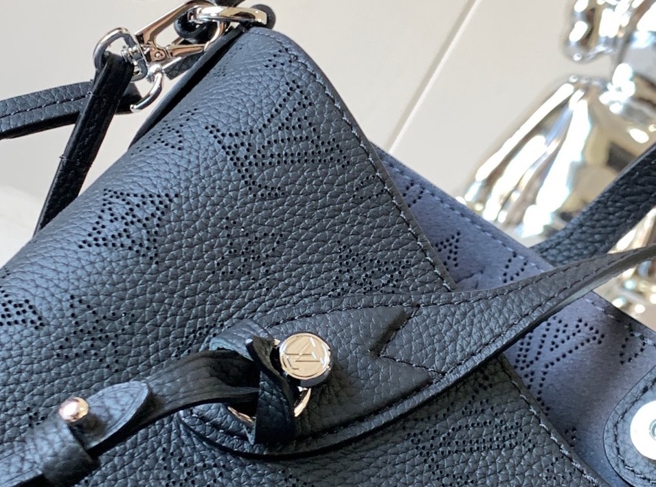 Tui-Louis-Vuitton-LV-Blossom-PM-Mahina-Mau-Den-Sieu-Cap-5