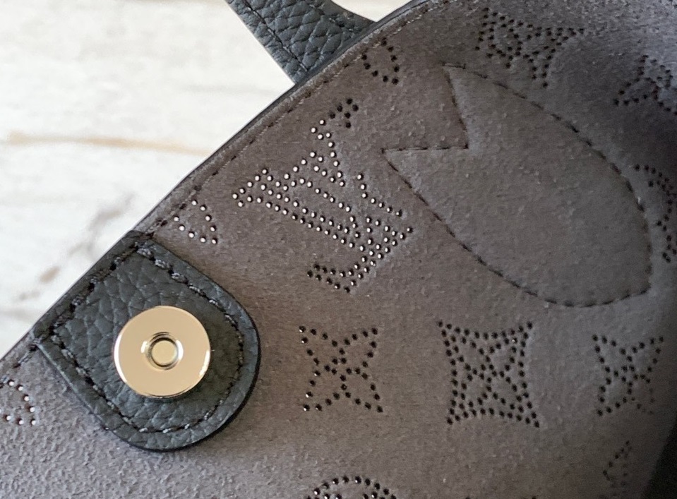 Tui-Louis-Vuitton-LV-Blossom-PM-Mahina-Mau-Den-Sieu-Cap-7