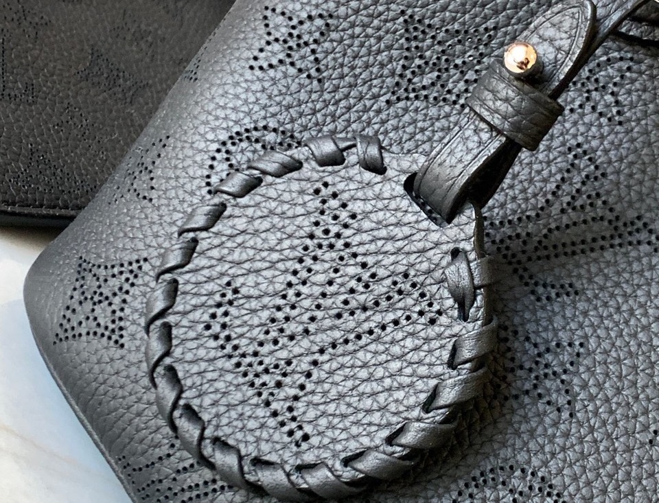 Tui-Louis-Vuitton-LV-Blossom-PM-Mahina-Mau-Den-Sieu-Cap-9