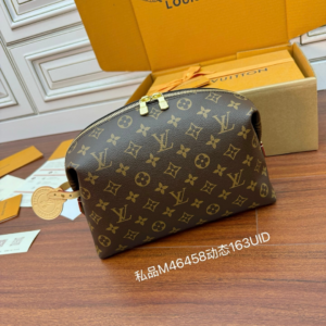 Louis Vuitton Cosmetic Pouch GM in Monogram canvas