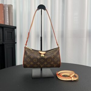 Louis Vuitton Pochette Tirette bag in Monogram Canvas